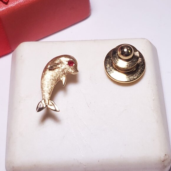 Estate .02ct Natural Rd Ruby sparkle/polish design Dolphin 14Kt YG Tie Tack23954